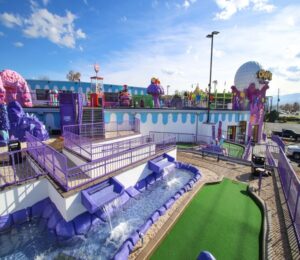 Picture of the rooftop minigolf course at Crave Golf 