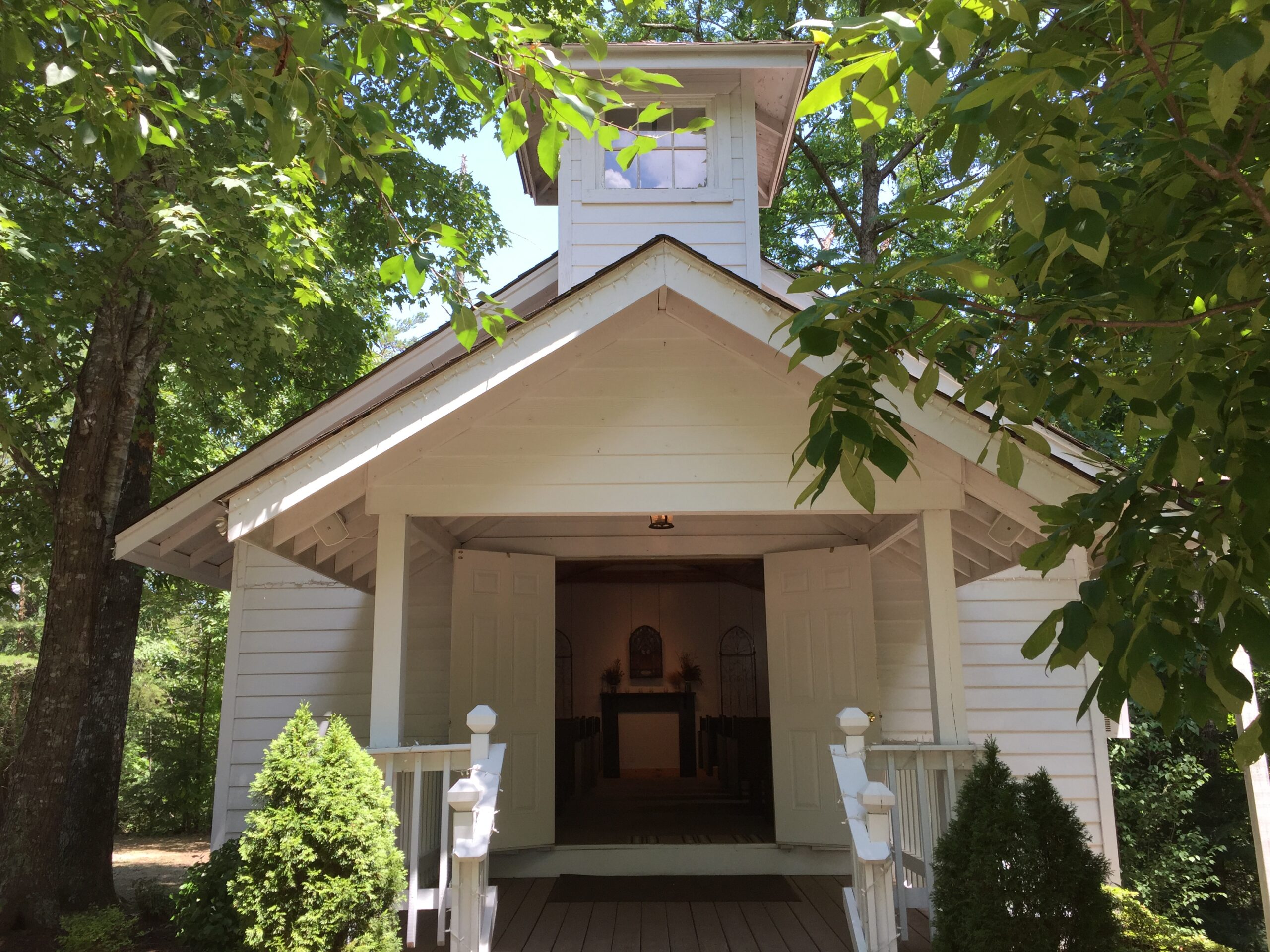 This chapel was built in 2007 and is designed like the historical chapels in the National Park